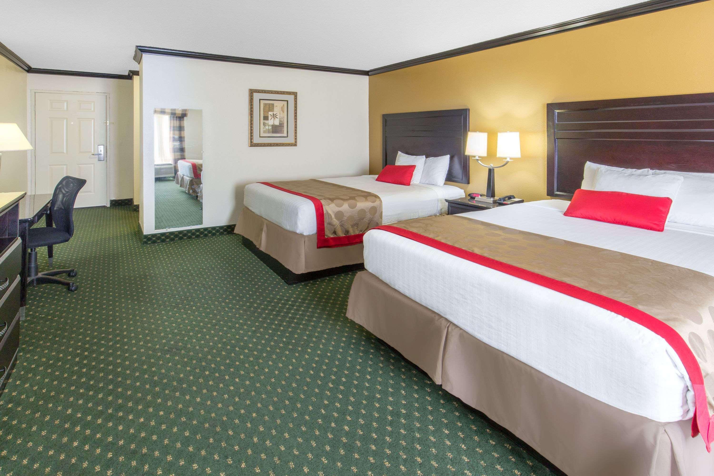 Отель Ramada By Wyndham Онтарио Экстерьер фото